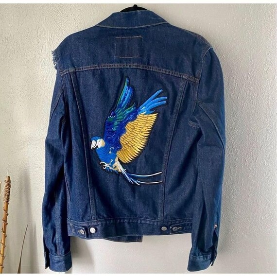 Vintage Embroidered Blue Macaw Levi’s  Denim Jacke
