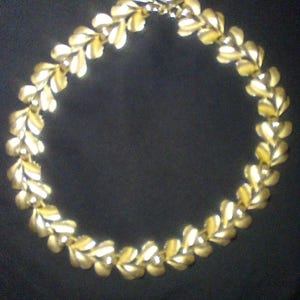 Elegant Vintage Trifari Gold-Tone Leaf Choker Necklace - A Timeless Classic
