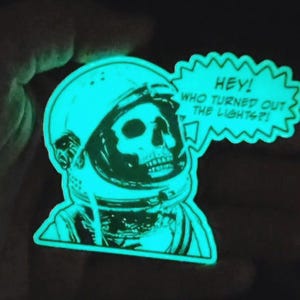 ¡Hola! ¿Quién apagó las luces? Pegatina troquelada que brilla en la oscuridad (7,6 cm)
