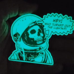 Hé! Wie deed het licht uit?! Glow-in-the-Dark gestanste sticker (3 inch)