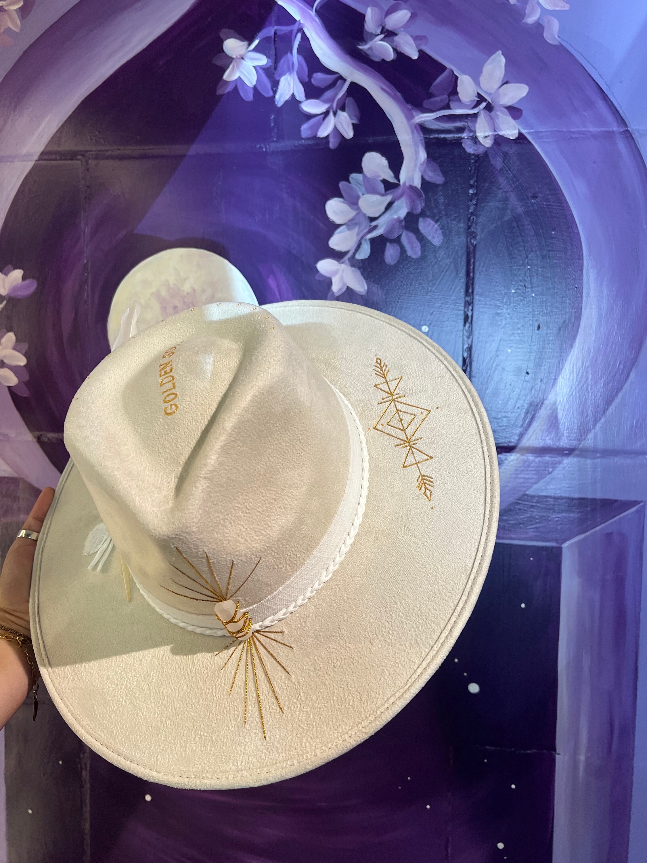 NEW GOLD WILD TULUMINATI HAT TULUM WHITE FEATHER FEDORA ≫∙∙ The Horizon ∙∙≪ – FonteTulum main image 3