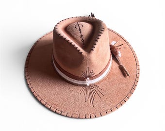 Cappello Tulum Fedora della costa occidentale con piume di cristallo spirituali