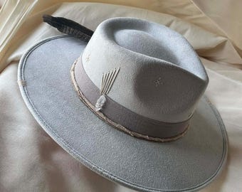 Cappello Boho fatto a mano con ciondolo celeste