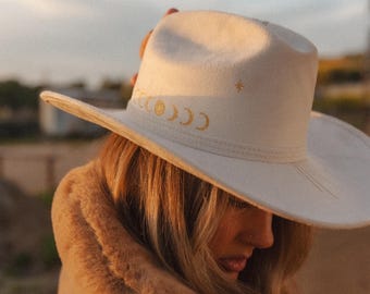 Cresta Lunare Cowgirl Spirituale Luna Fase Oro Cappello Bianco