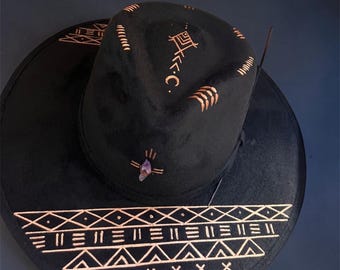 Cappello Fedora fatto a mano a Tulum, colore nero, con luna piena, forma Fedora.