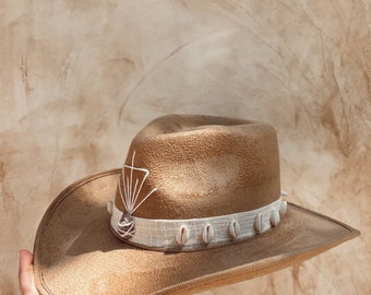 Cappello da cowgirl Heaven in ametista, cristallo e conchiglie, fatto a mano a Tulum.