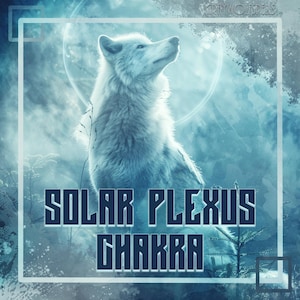 Puede incluir: Un lobo blanco aullando a la luna, con un fondo azul y blanco. El texto "SOLAR PLEXUS CHAKRA" está escrito en letras negras y negritas.
