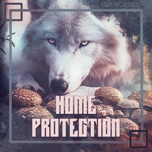 以下が含まれることがあります： 黄色の目をした白いオオカミがカメラに向かってまっすぐ見ています。オオカミは茶色のキノコの山に頭を乗せて横になっています。「HOME PROTECTION」という文字が白い背景にピンクの文字で書かれています。