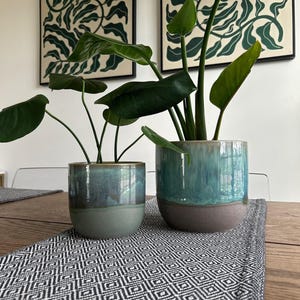 Minimalistischer Keramik Übertopf für drinnen