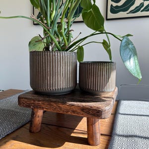 Concert geribbelde keramische bloempot: modern betongrijs