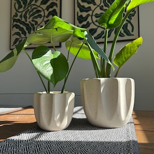 Maceta de cerámica moteada en blanco roto - DSTUDIOhome