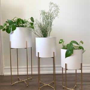 Macetas modernas de metal blanco sobre soportes dorados - Juego de 3