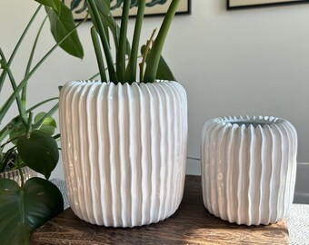 Weier Keramik Pflanztopf: Moderne Vertikale Linien, Indoor Outdoor Dekor -  Etsy.de