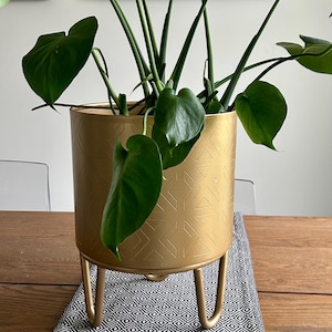 Maceta de metal con soporte - Acabado en dorado claro tenue / Interior / Exterior / Metal / Maceta de suelo