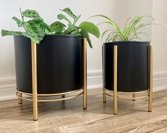 Blck metal planter/catcus planter/indoor outdoor/homedecor/gold stand /house warming gift/gift idea/plant lover/fathers day gift
