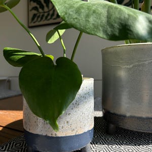 Blauer Keramik-Pflanztopf mit Farbverlauf: Minimalistische Keramik/ schöne Wohndekoration/