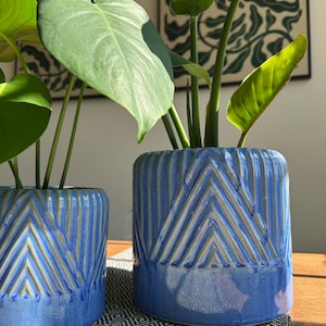 Maceta de cerámica azul: moderna maceta de interior con estampado