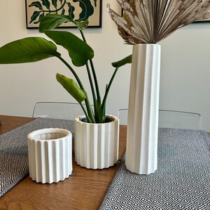Keramische plantenbak met witte zuil: modern interieur