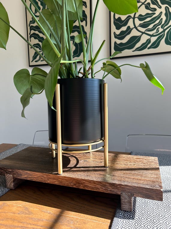Übertopf aus schwarzem Metall mit Gold-Ständer: Mid-Century Modern Decor