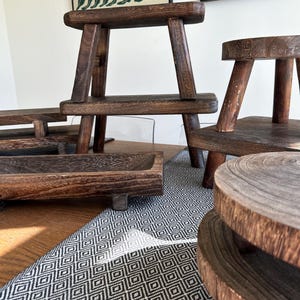 エスプレッソカラーの桐材製ライザー／素朴なホームデコレーション