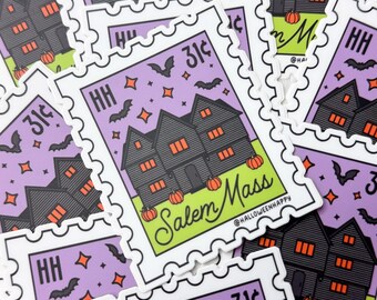 Puede incluir: Una colección de pegatinas con temática de Halloween. Cada pegatina presenta una casa negra con ventanas naranjas, calabazas, murciélagos y estrellas sobre un fondo morado. El texto "Salem Mass" se muestra en una pancarta verde. Las pegatinas tienen un diseño de sello.