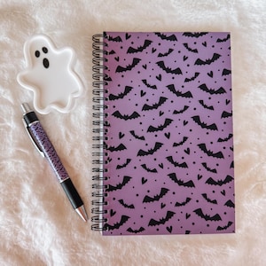 Cuaderno espiral morado con murciélagos espeluznantes / Tapa suave al tacto / 80 páginas con renglones universitarios
