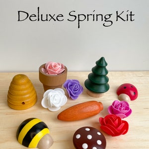 Puede incluir: Un kit de primavera de lujo con juguetes de madera, que incluyen una abeja, una colmena, un hongo, una zanahoria, un &aacute;rbol y flores de varios colores.