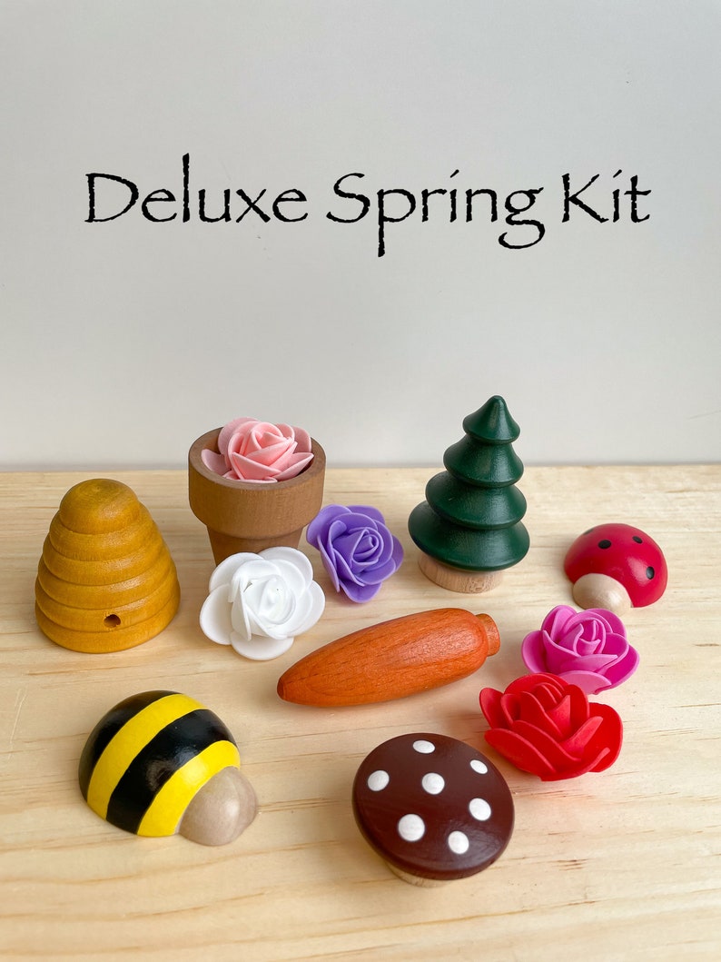 Puede incluir: Un kit de primavera de lujo con juguetes de madera, que incluyen una abeja, una colmena, un hongo, una zanahoria, un &aacute;rbol y flores de varios colores.