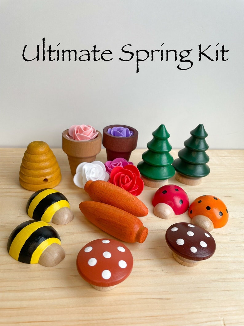 Puede incluir: Un conjunto de juguetes de madera con tem&aacute;tica primaveral, que incluye una abeja, setas, zanahorias, flores y &aacute;rboles. Los juguetes est&aacute;n pintados en colores brillantes, como rojo, amarillo, verde y marr&oacute;n.