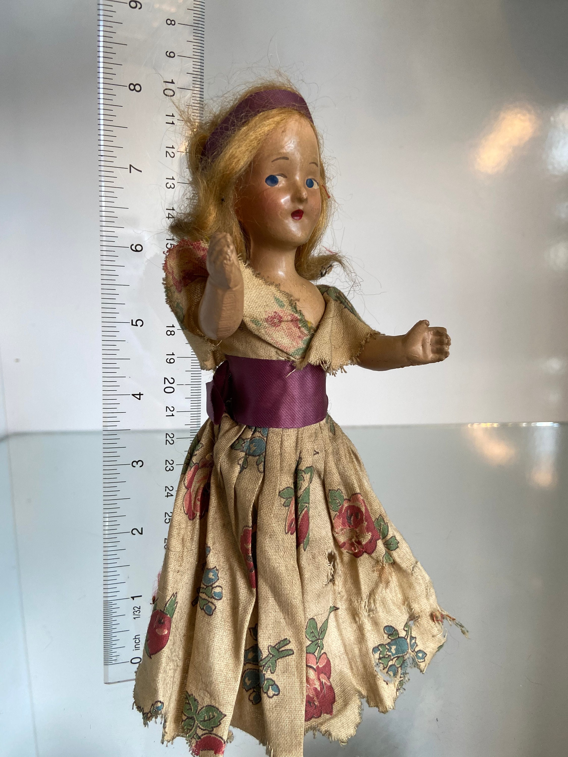 ancienne poupée taille 8 dans le cou, tête porcelaine corps