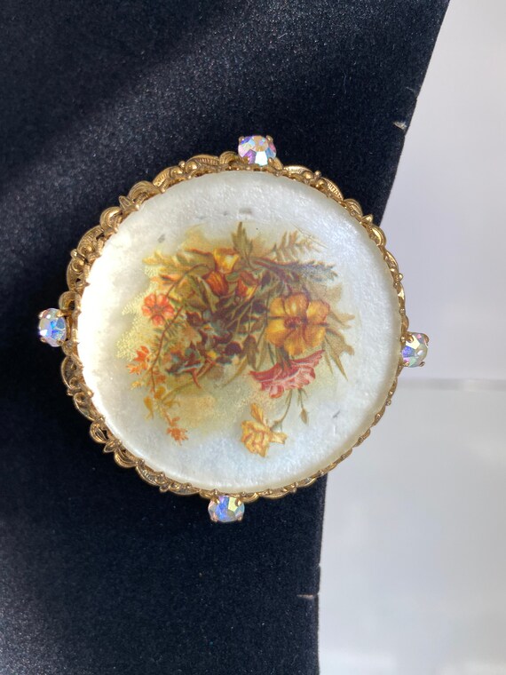 Beautiful vintage floral brooch