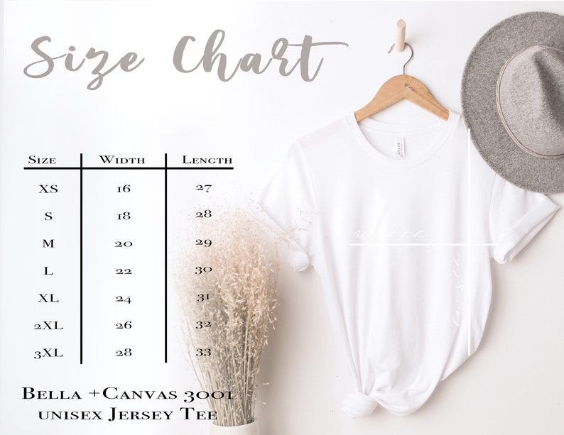 Pu&ograve; includere: Una maglietta unisex bianca in jersey appesa a una gruccia di legno, accanto a un cappello grigio. Una tabella delle taglie mostra le misure in cm per le taglie XS-3XL. Il testo recita "Size Chart" e "BELLA + CANVAS 3001 UNISEX JERSEY TEE."