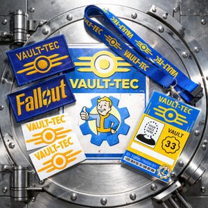 Könnte beinhalten: Eine Sammlung von Vault-Tec-Artikeln, bestehend aus zwei bestickten Aufnähern mit gelbem Text und Logo auf blauem Stoff, zwei weißen Aufklebern mit gelben Vault-Tec-Logos, einem blauen Schlüsselband mit gelbem Text und einem gelb-blauen Vault 33-Ausweis.