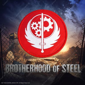Può includere: Una toppa rotonda rossa con un emblema bianco di ingranaggi, ali e una spada. Il testo "BROTHERHOOD OF STEEL" è visualizzato in basso in un carattere metallico. Lo sfondo mostra un paesaggio post-apocalittico.