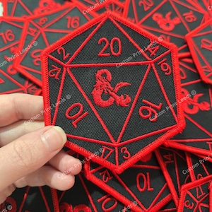 Toppa ricamata a forma di dado di Dungeons & Dragons - DnD, stile retrò anni '80, TV anni '80 - Disponibile con applicazione termoadesiva - Scoprila!