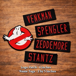 Puede incluir: Un conjunto de parches bordados que incluye un logo circular de Ghostbusters con un fantasma blanco y una barra roja, y cuatro etiquetas rectangulares negras con texto rojo: VENKMAN, SPENGLER, ZEDDEMORE y STANTZ. Logo 10,16 cm, etiquetas 5,08 por 12,7 cm.