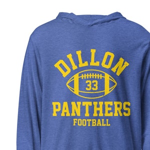 Puede incluir: Camiseta azul de manga larga con capucha con el texto "DILLON PANTHERS FOOTBALL" en amarillo. Un gráfico de fútbol americano amarillo con el número 33 está centrado encima de la palabra "PANTHERS". La camiseta tiene puños acanalados y una capucha.