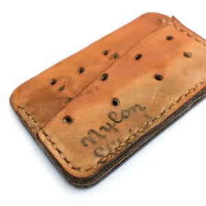 Cartera con dos tarjeteros en forma de guante de béisbol: puntada color cobre y canela