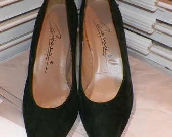 green pumps size 9