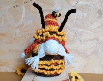 Petite abeille à volants gnome - patron au crochet