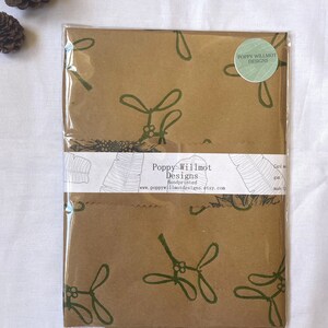 Enveloppement cadeau de gui, papier d’emballage imprimé à la main, emballage cadeau, emballage cadeau de luxe, emballage cadeau écologique, papier d’emballage de Noël