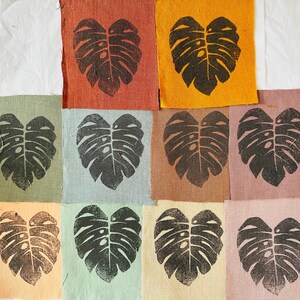 Handtryckt linnelapp: Applikation med monsterablad (14 x 12 cm)