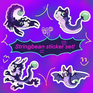 Puede incluir: Un conjunto de cuatro pegatinas coloridas con criaturas caprichosas. Las pegatinas son de estilo de dibujos animados y presentan un escorpión, una criatura parecida a un gato, una criatura parecida a un dragón y un murciélago. Las pegatinas están sobre un fondo morado con el texto "Stringbean sticker set!" en un bocadillo.