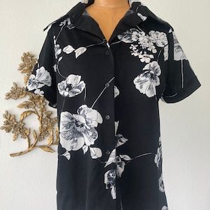 Vintage black and white floral short sleeve button up polyester shirt