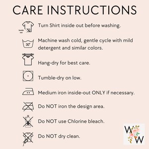Op de afbeelding: Wasinstructies voor een shirt. Draai het shirt binnenstebuiten voor het wassen. Machinewas koud, delicate cyclus met mild wasmiddel en soortgelijke kleuren. Hangdroog voor de beste verzorging. Droog in de droger op lage temperatuur. Strijken op middelhoge temperatuur binnenstebuiten, alleen indien nodig. Strijk niet over het ontwerp. Gebruik geen chloorbleekmiddel. Niet chemisch reinigen.