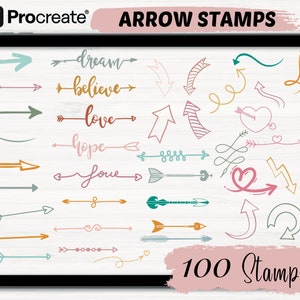 Pode incluir: Uma ilustração digital de 100 carimbos de flecha desenhados à mão em várias cores e estilos. Os carimbos incluem flechas, corações, redemoinhos e palavras como "dream", "believe", "love", "hope" e "joy".