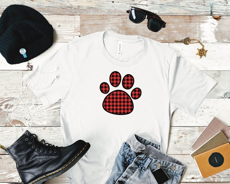 Peut inclure: T-shirt blanc avec un motif d'empreinte de patte en tissu &eacute;cossais rouge et noir.