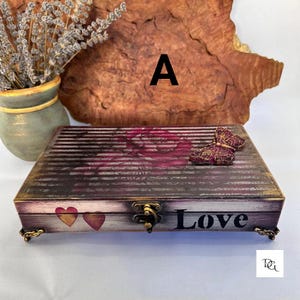 Caixa de joias de madeira feita à mão, design vintage com tema de amor, organizador decorativo para anéis, brincos e acessórios, estojo organizador de joias