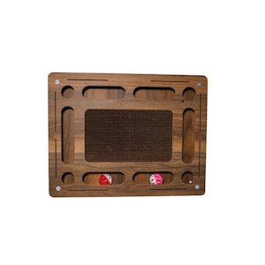 Op de afbeelding: Een houten krabpaal voor katten met een centraal kartonnen kraboppervlak en verschillende ovale uitsparingen. Twee kleine, kleurrijke ballen zijn zichtbaar in de onderste uitsparingen. Het frame heeft een warme bruine kleur.