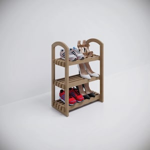 Puede incluir: Un zapatero marrón claro de tres niveles que muestra varios zapatos. Se ven zapatillas deportivas en azul, blanco y rojo, junto con tacones altos en blanco, negro y beige. El zapatero tiene una parte superior arqueada.